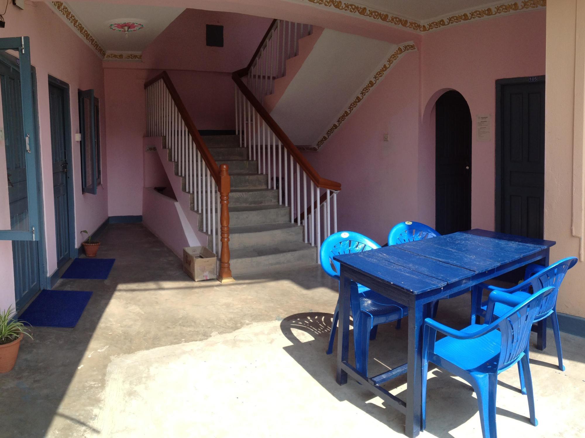 Hotel Lake House Pokhara Extérieur photo