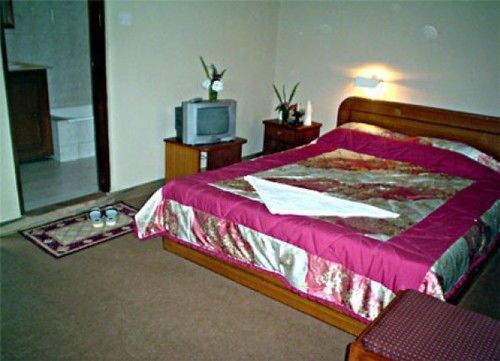 Hotel Lake House Pokhara Extérieur photo