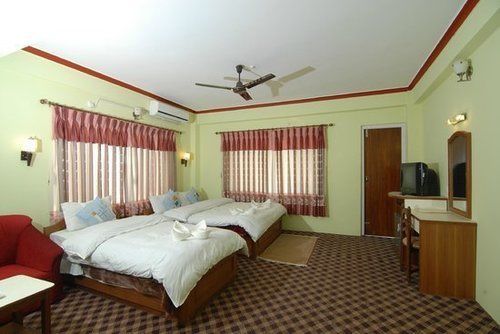 Hotel Lake House Pokhara Extérieur photo
