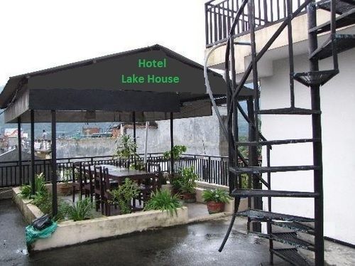Hotel Lake House Pokhara Extérieur photo